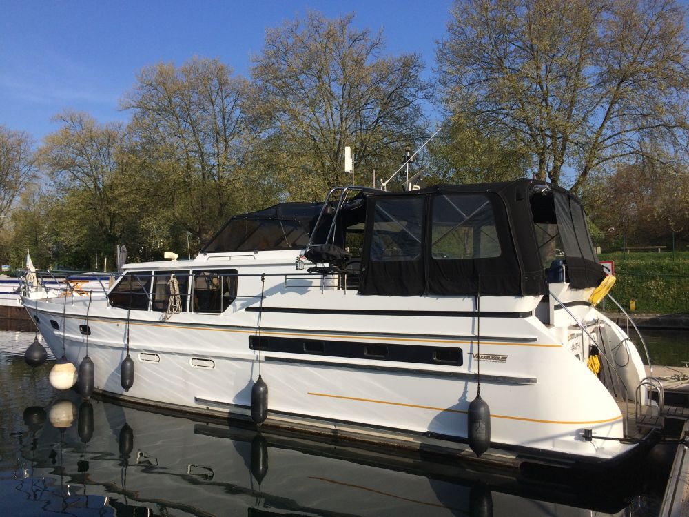 Le bateau de Mr Metz dans le Port de plaisance à Strasbourg Le bateau de Mr Metz dans le Port de plaisance à Strasbourg