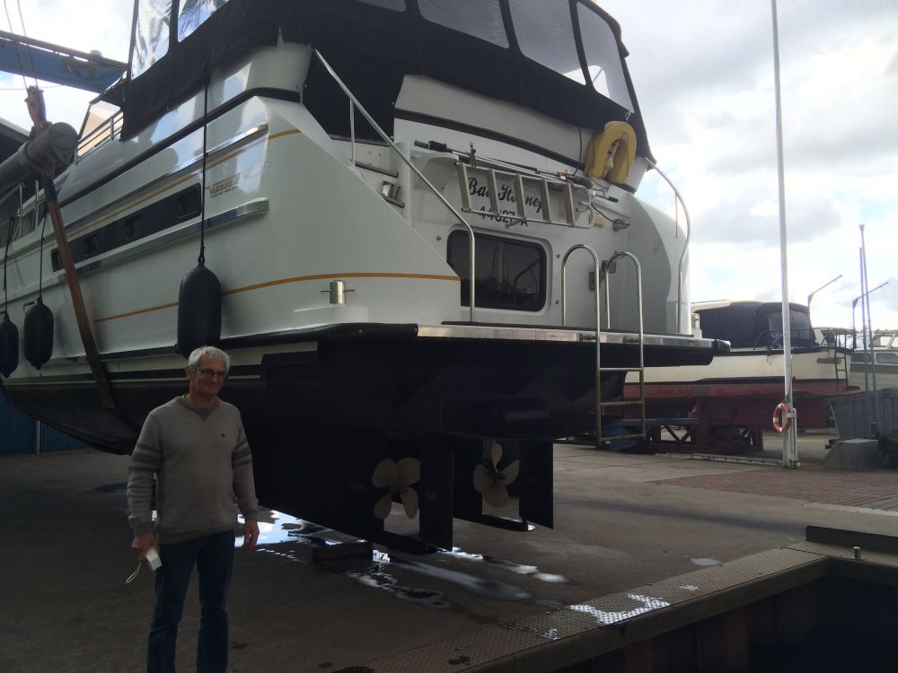 Mr Metz devant son nouveau bateau Mr Metz devant son nouveau bateau